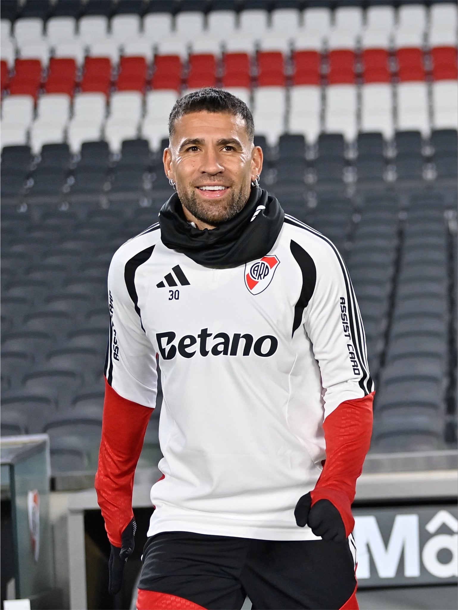 Nicolás Otamendi llegó a River este miércoles, tras arribar al país, con la selección, el lunes