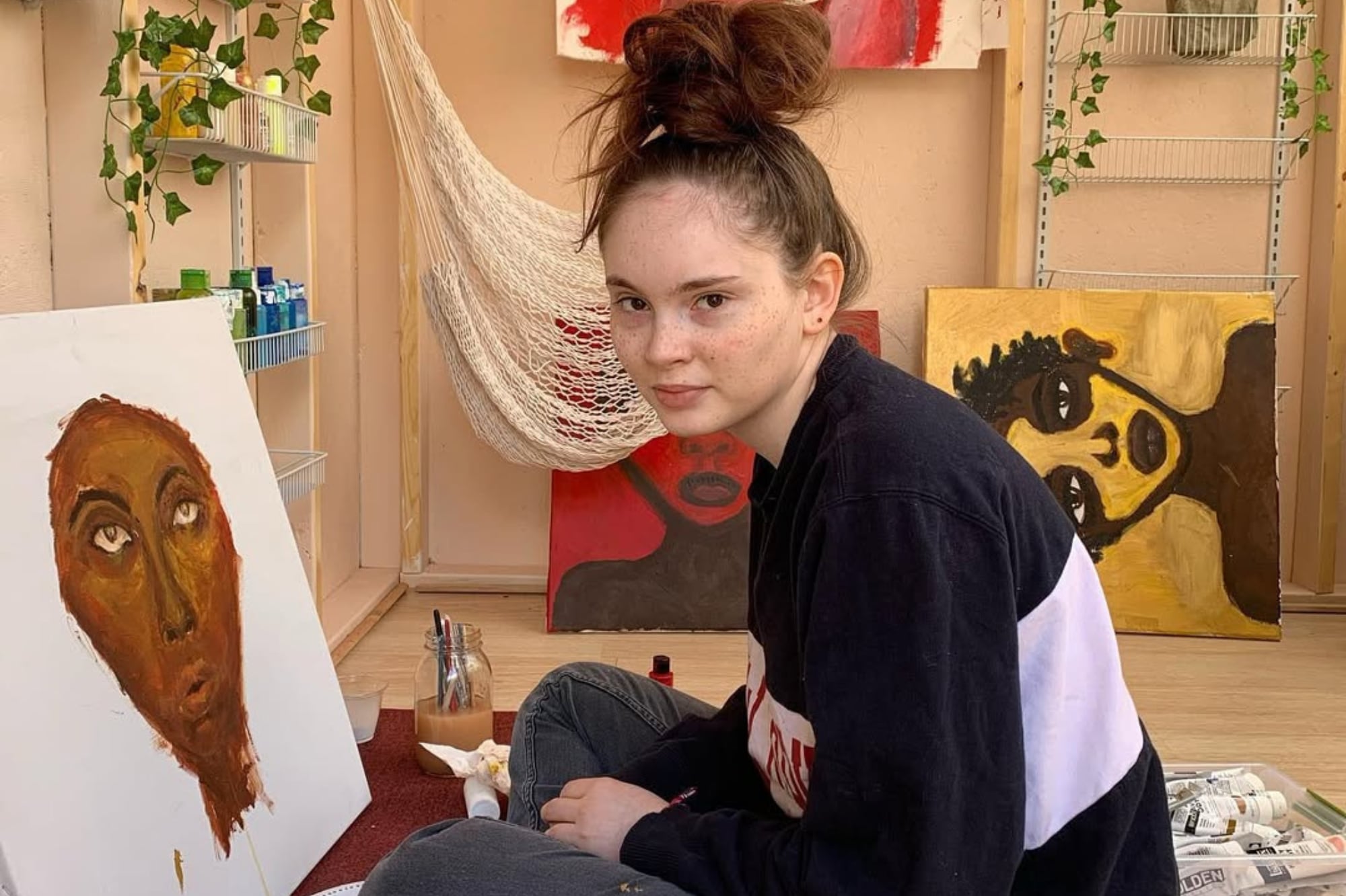 Esta niña prodigio del arte vendió cuadros por valor de 7 millones de dólares antes de cumplir los 14 años