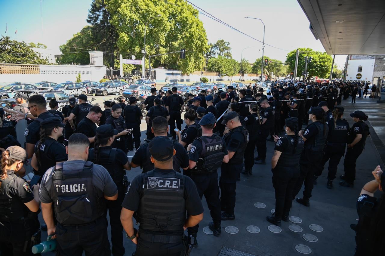 Protesta de policías frente a la jefatura de Rosario por bajos salarios y condiciones laborales