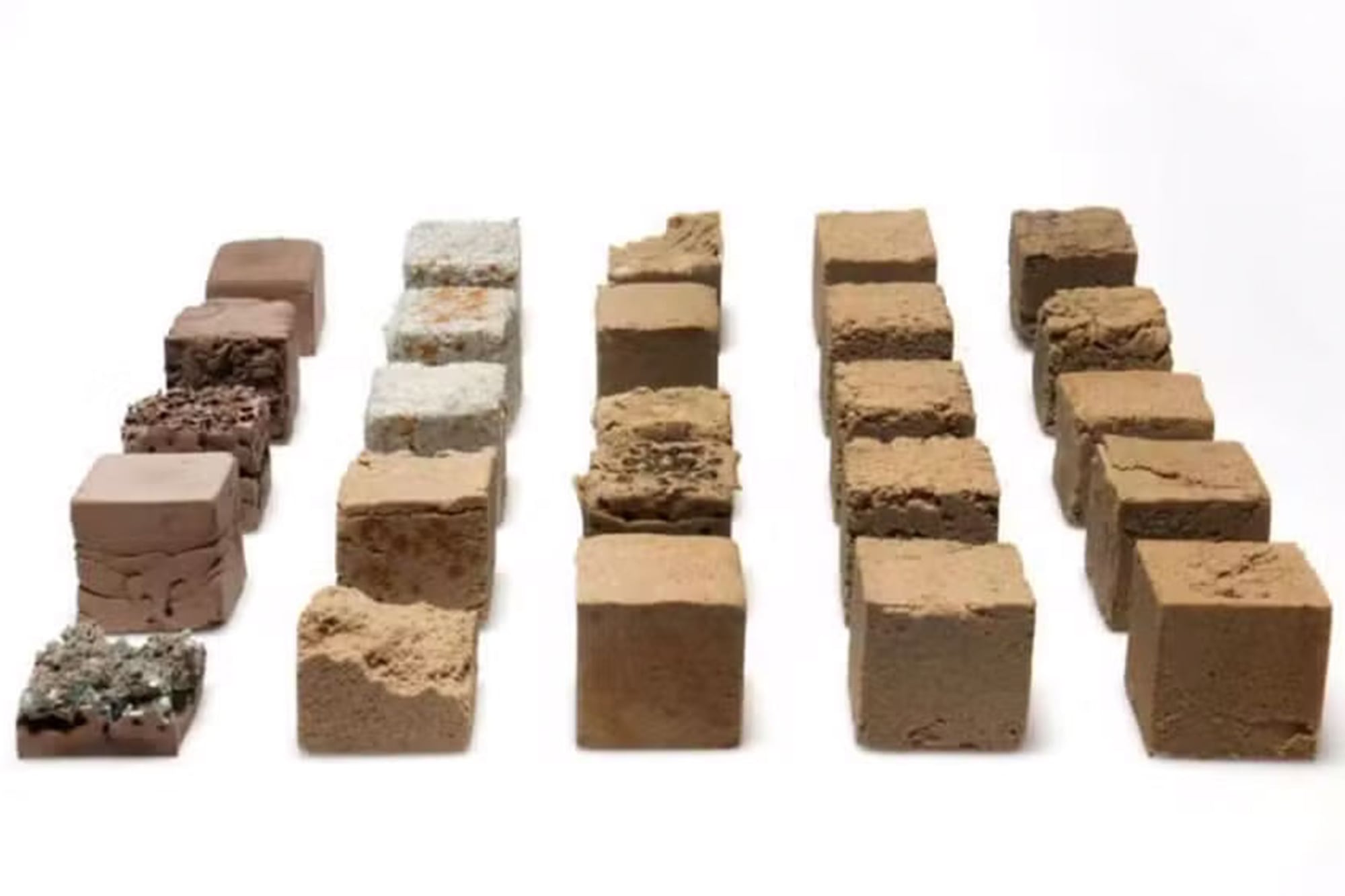 Finite es una alternativa sostenible que convierte la arena del desierto en estructuras sólidas