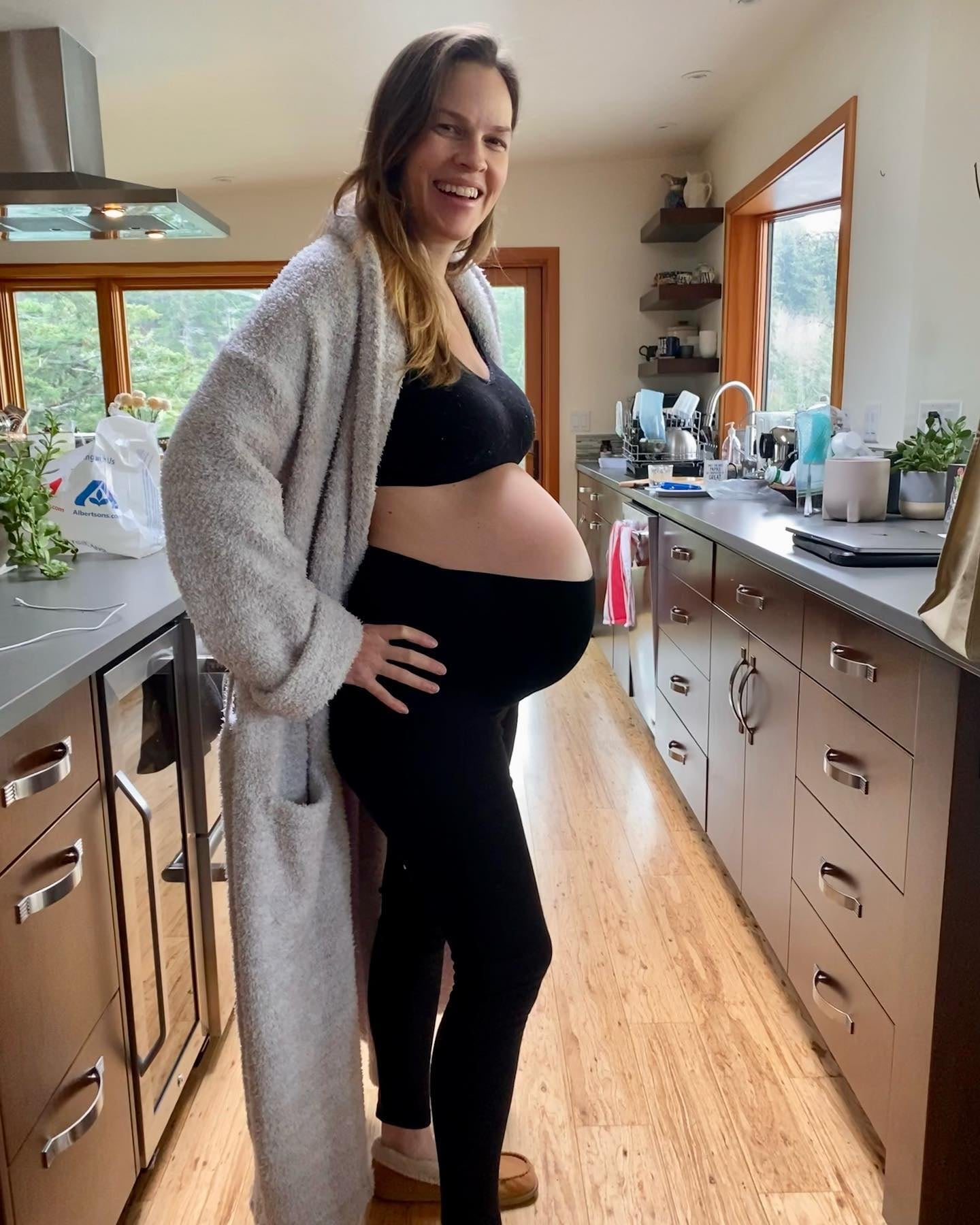 A los 48 años, la actriz anunció que estaba en la dulce espera de mellizos (Foto: Instagram @hilaryswank)