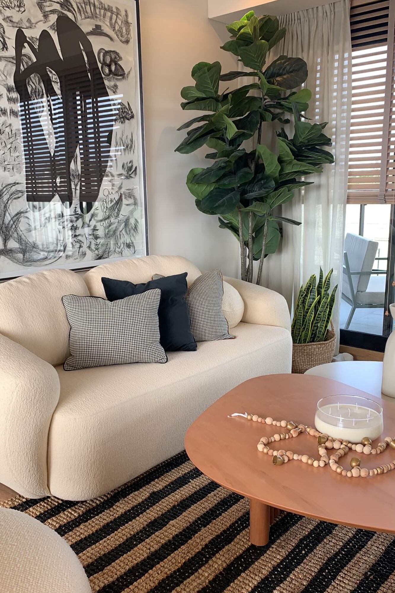 Los rastros de un Japamālā o rosario budista en la decoración de este departamentos que inspira al bienestar