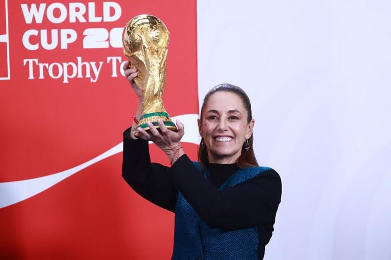 Claudia Sheinbaum, presidenta de México, levanta la Copa del Mundo