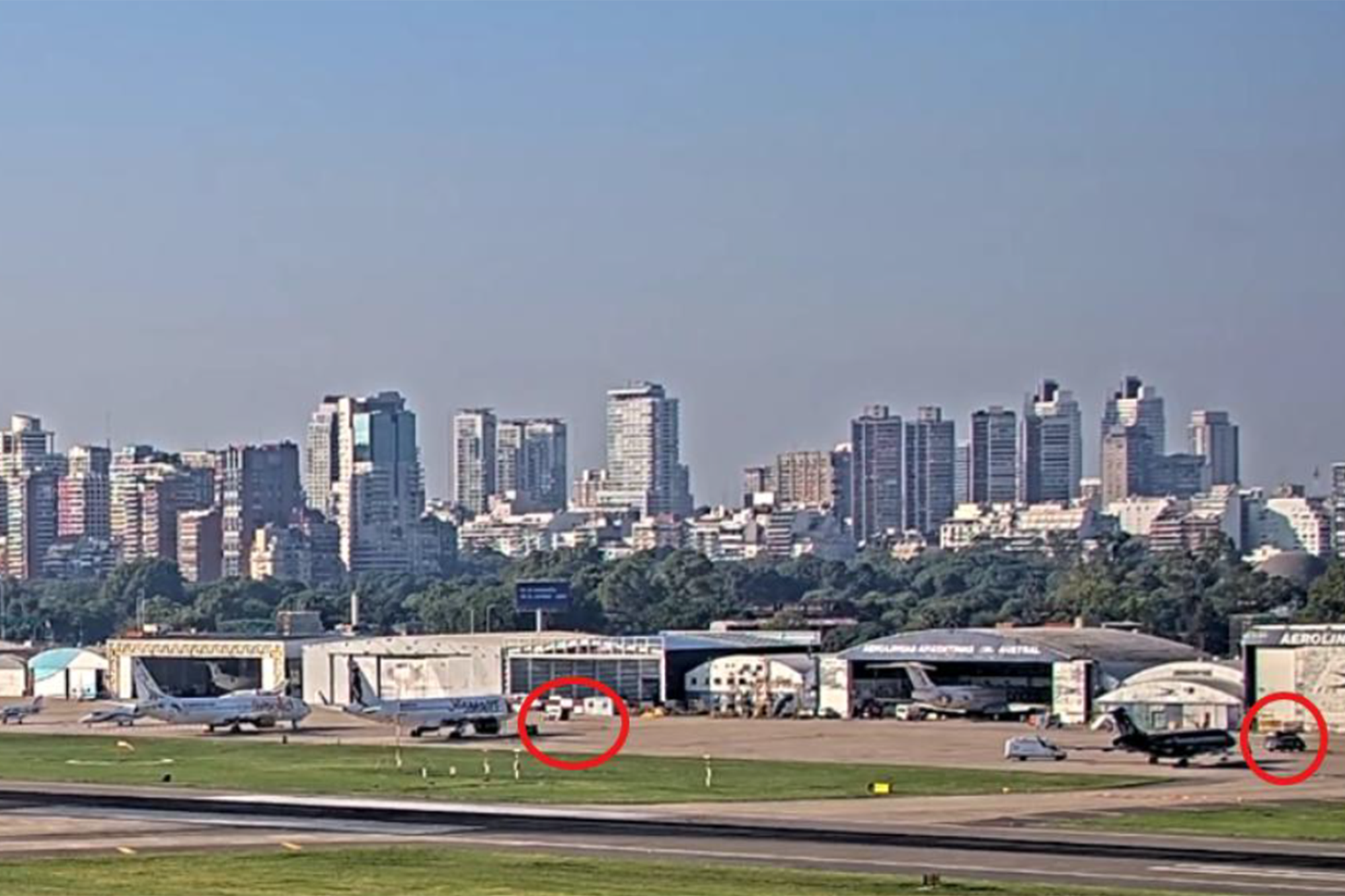 Confirman que 10 valijas de un vuelo privado de Miami entraron al país sin control.