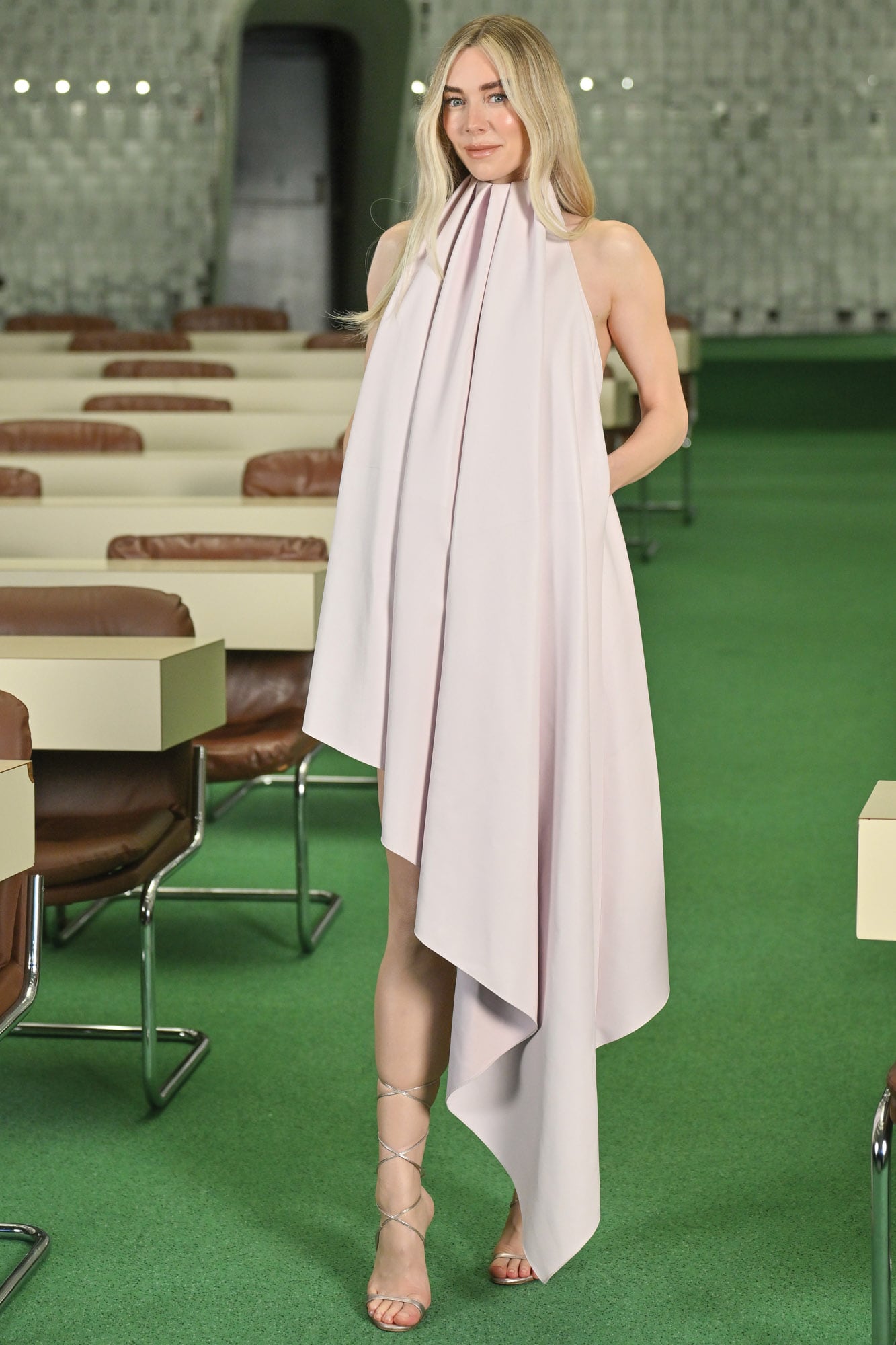 En el Espace Niemeyer de París, Vanessa llevó un vestido escote halter,
de línea trapecio con el bajo asimétrico, de Givenchy, que acompañó con sandalias Manolo
Blahnik y joyas Cartier.