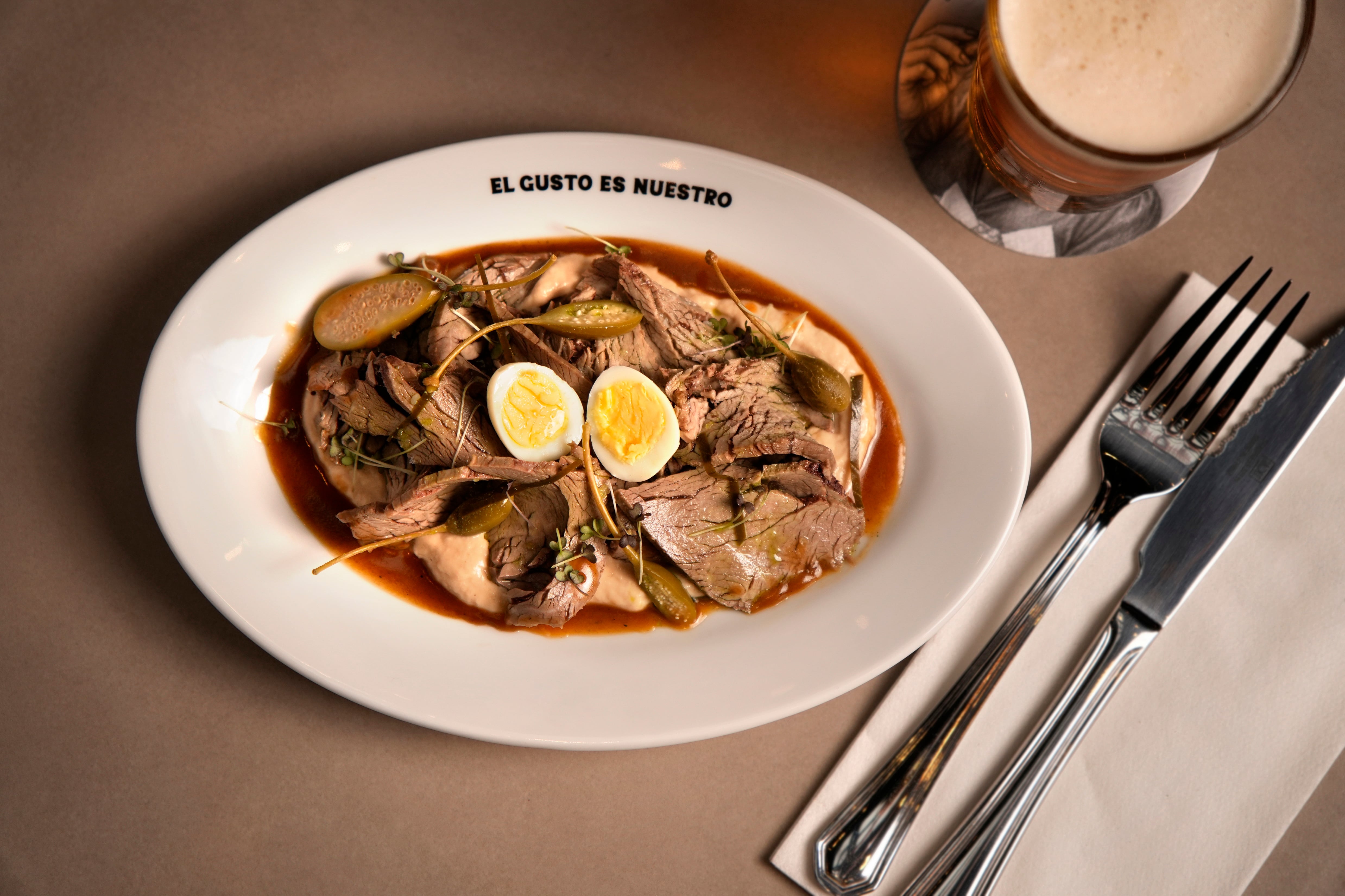 En Hierro Bodegón, uno de sus platitos más pedidos y deseados es el vitello tonnato con un fondo de carne, lomo feteado, salsa de atún y anchoas, alcaparras, alcaparrones y huevo de codorniz