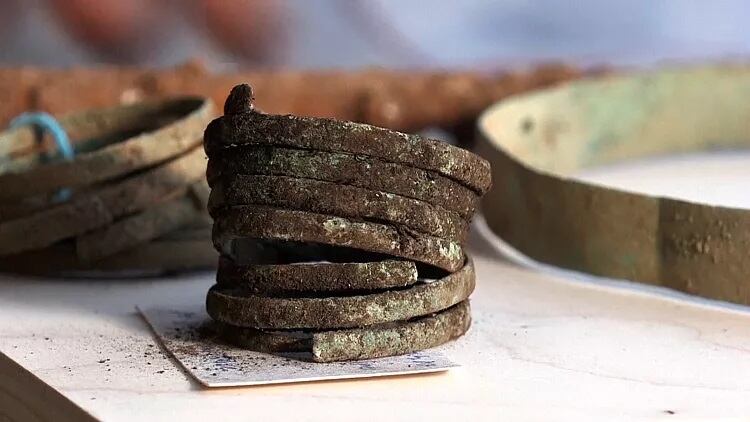 Varias piezas de joyería iliria se descubrió junto al casco