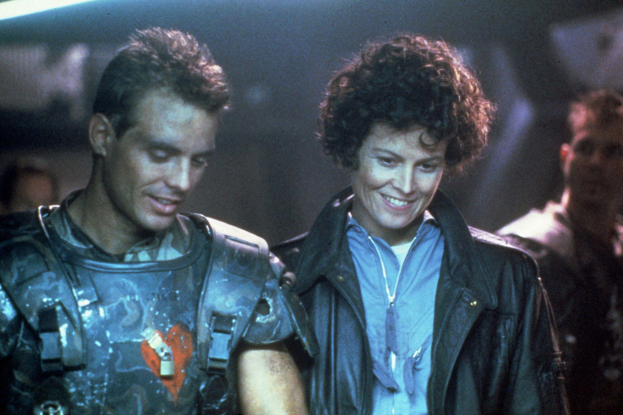 Michael Biehn junto a Sigouney Weaver, en el set de Aliens: el regreso