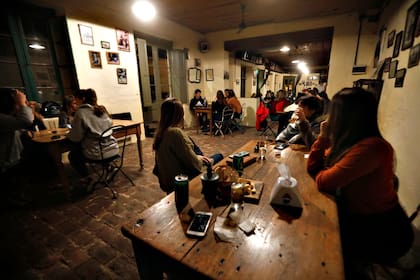 De las 20 mesas que usualmente tenía, solo le habilitaron que trabaje con ocho en el interior, y en la vereda, una por cada dos metros