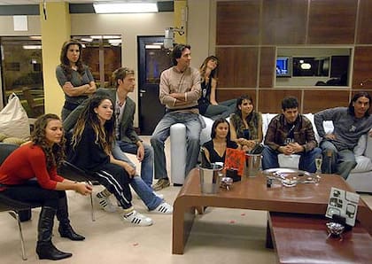 A 15 años de Gran Hermano Famosos. Los participantes, reunidos en el living de "la casa más famosa".