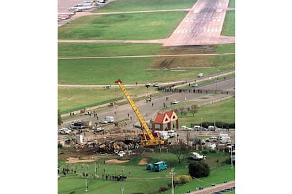 El 31 de agosto de 1999, el vuelo 3142 de Líneas Aéreas Privadas Argentinas (LAPA) se estrella contra un terraplén frente a la cabecera sur de Aeroparque. Mueren 65 personas