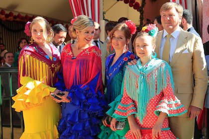 A 20 años de su primer encuentro, Guillermo y Máxima de Holanda, junto a sus herederas, Amalia, Alexia y Ariane, impactaron con sus típicos trajes sevillanos en la Feria de Abril