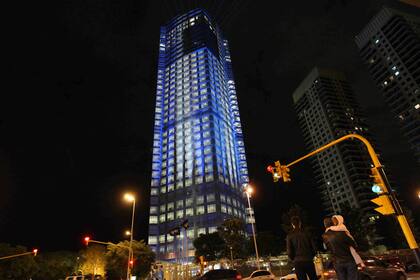 A 21 días de la estatización, el edificio de YPF en Puerto Madero se iluminó anoche por primera vez de celeste y blanco