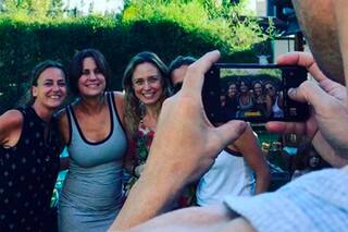 Las chicas de Montaña Rusa juntas, abrazadas y sonrientes 25 años después