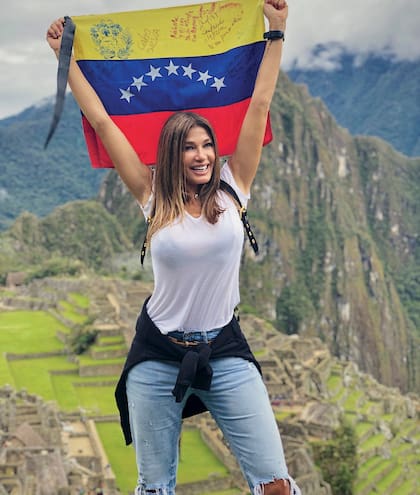 A 2500 metros de altura, con la montaña Huayna Picchu como telón de fondo, posó con la bandera de su tierra natal. “Mi amada Venezuela en mí, siempre presente". Foto Gentileza: Caryoli Ortiz Gallardo