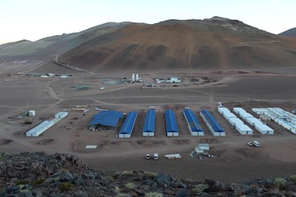 A 4200 metros de altura, en plena puna salteña, la construcción tradicional es inviable; los campamentos modulares son la única respuesta posible para la industria minera que opera en los límites del mapa