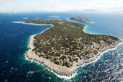 A 45 minutos de Atenas, combina cercanía urbana con paisajes naturales y playas tranquilas