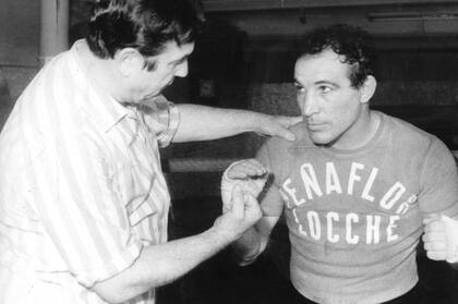 Locche recibe indicaciones de su maestro: Don Paco Bermúdez