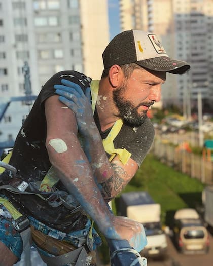 A 50 metros de altura y con medio trabajo aún por concluir.