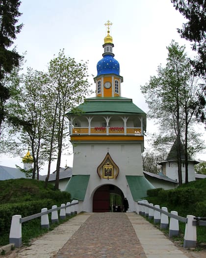A 53 km de Pskov, el monasterio de Pechori es muy visitado. Con nueve torres y tres accesos, cumplió durante siglos un rol defensivo.
