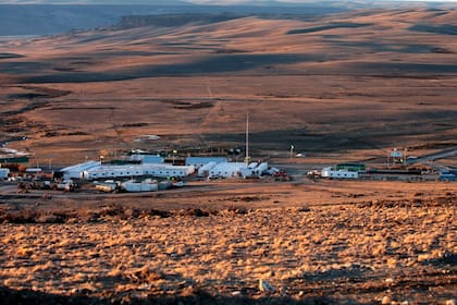 A 80 kms de El Calafate ya se levanta el obrador para construir las dos represas; a lo lejos, las banderas de la Argentina, de China y de la Uocra