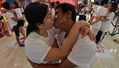Los tailandeses Ekkachai y Laksana Tiranarat rompieron su propio récord al besarse sin pausa durante 58 horas, 35 minutos y 58 segundos.