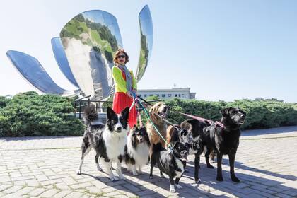 A Ágatha Ruiz de la Prada le fascina el amor de los argentinos por los perros. “La gente, cuanto más civilizada es, más quiere a los animales”, asegura. De espaldas a la Floralis Genérica –la escultura metálica del arquitecto Eduardo Catalano de la Plaza de las Naciones
Unidas, vecina de la Facultad de Derecho–, la diseñadora se entusiasmó para pasear por un rato con un grupo de perros. “En Madrid hay muy pocos paseadores, en cambio aquí parece que hay miles”, observa.