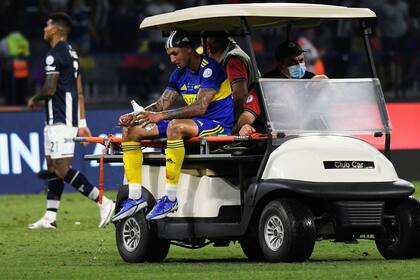 A Agustín Almendra le pusieron una gorra de natación en la cabeza.