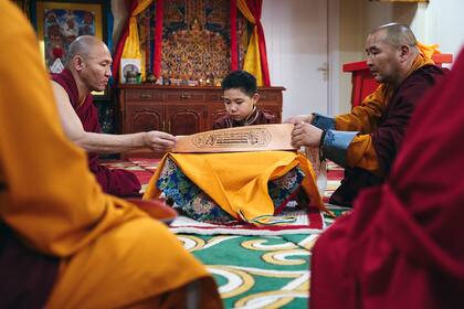 A. Altannar, el niño de ocho años recientemente nombrado como la décima reencarnación del Bogd, una de las tres figuras más importantes del budismo tibetano y, para muchos, el líder espiritual de Mongolia, en el monasterio de Gandan en Ulán Bator, Mongolia.