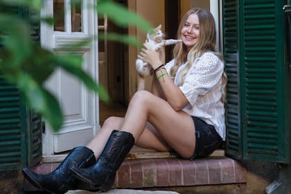 “A Amalia le divierte el modelaje, pero no lo ve como un fin en sí mismo. Los chicos de ahora tienen otra mentalidad: prueban, aprenden y ya está”, cuenta Julieta.