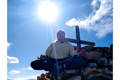 A Analía la atrapó, desde 2015, la cruz de madera dispuesta en la cima del Pacuy. Luego de su experiencia, la frase que tiene inscripta se cargó de un significado intrínseco