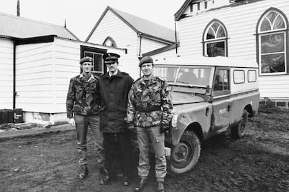 A Anton Livermore, agente de la Policía local hasta el desembarco, Dowling le relató su vida; tenía un trabajo de Inteligencia sobre muchos isleños