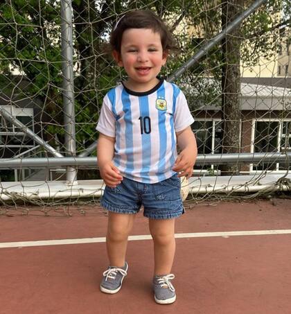 A Antonia le gusta mucho jugar al fútbol.