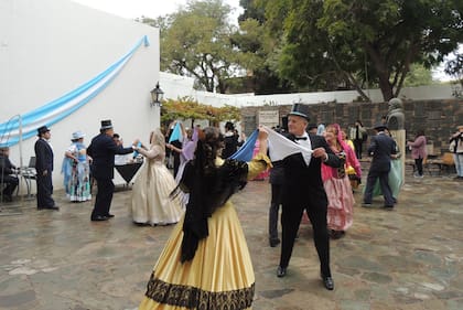 A bailar el pericón en el Museo del Cabildo en la Semana de Mayo