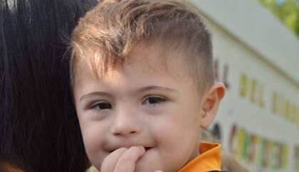 A Bastian le gusta la música, bailar, tocar instrumentos, jugar y compartir tiempo con otros niños.
