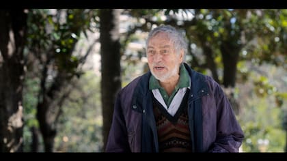 "A Beto siempre le gustó la idea de hacer de linyera, interpretar a un vagabundo. Escribimos juntos un papel re divertido: El Polaco, un menesteroso (decía Beto) que vive en la plaza de Barrancas de Belgrano con un perro que se llama Le Pera", explicaron los creadores de la serie, Cohn y Duprat