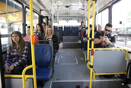 A bordo de un colectivo de la línea 132, los pasajeros viajan muy cómodos fuera de la hora pico