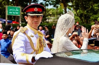 A bordo de un Rolls Royce descapotable, la pareja recorrió las calles de la capital de Brunéi para saludar a su pueblo.