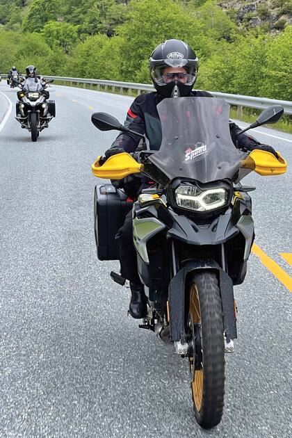 A bordo de una BMW 850 GS. “Fue fundamental viajar con
un noruego como guía, todo se hizo más fácil en un país con un idioma tan complicado”.