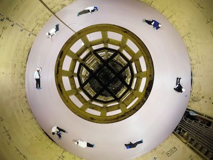 A bordo del barco Durable, operarios revisan el cable de fibra óptica para asegurarse que se esté bien enrollado