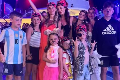 A bordo del crucero Disney Magic, el grupo se divirtió con una fiesta de disfraces de temática "piratas".
