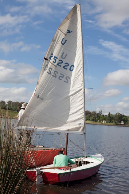 A bordo del velero de Piedra Naranja en la laguna La Brava.