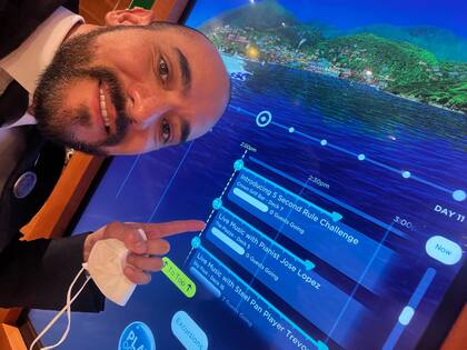 A bordo, junto a una pantalla que anuncia su show a bordo.