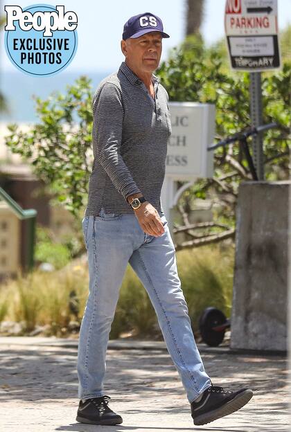 A Bruce Willis se lo vio caminando por las calles de Malibu