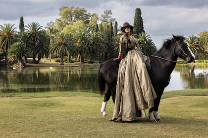 A caballo, con un vestido de Ralph Lauren Couture que Conce llevó en el civil de Andrea Casiraghi y Tatiana Santo Domingo, según le reveló a ¡HOLA! Argentina