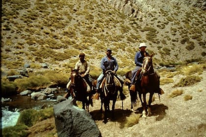 A caballo (izq.), en plena tarea de exploración en el sur de mendoza