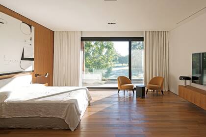 A cada lado de la cama, luces ‘Cylinder’ (Apparatus).