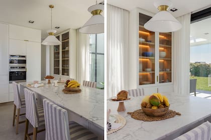 A cada lado del horno hay una heladera panelada. Realizados por Mariana Spotorno, los muebles laqueados tienen tiradores dorados (HME). Como no encontraba ninguna lámpara colgante que le gustara, Maura creó su propio diseño, que fue ejecutado por Concreto Art.