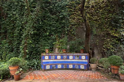 A cada paso, hay pistas del mensaje andaluz: bancos y fuentes revestidas con cerámicas de Talavera de la Reina, mayólicas repartidas por entre escaleras y descansos. 