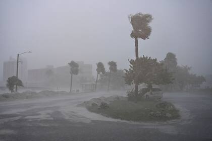 Contraste meteorológico: mientras el Invest 90L muestra actividad convectiva, el Golfo de México permanece estable bajo una cresta de alta presión
